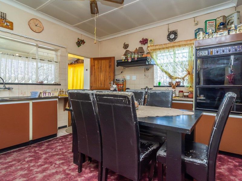 Expansive living, perfect for family and friends. - Photo 10