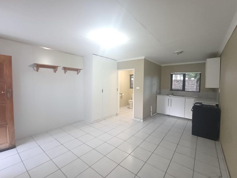 Charming Bachelor Cottage for Rent - Photo 4