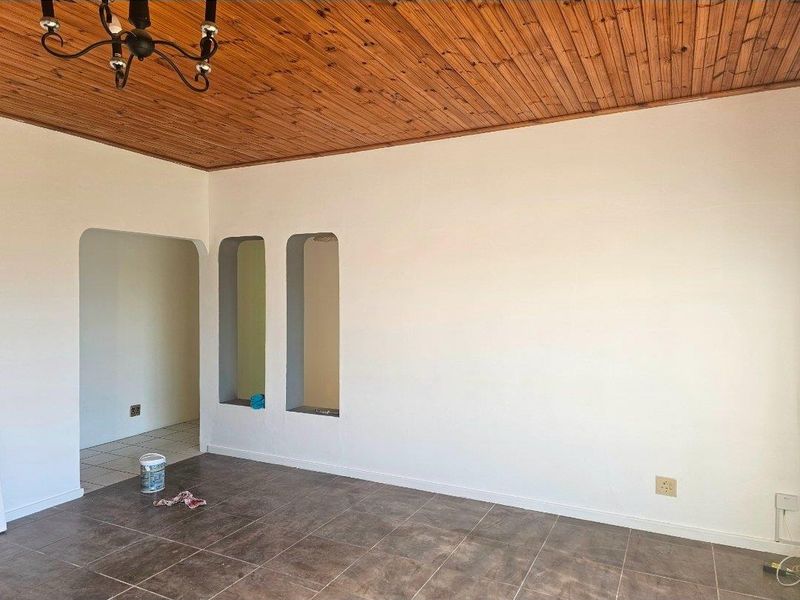 Elevated 3-Bed Family Home with Flatlet, Beautiful Kitchen & Panoramic Despatch Views - Photo 8