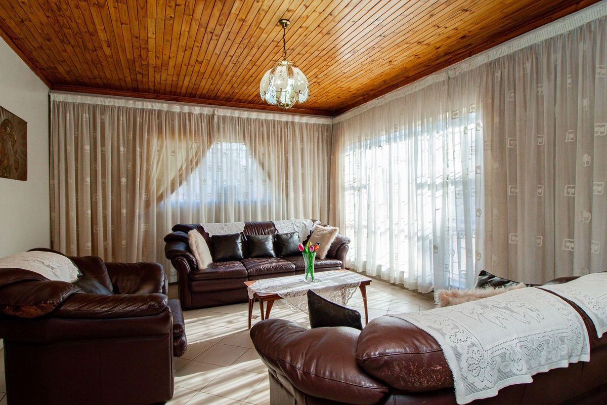 Beautiful Secured Home with Newly Renovated Kitchen - Photo 2