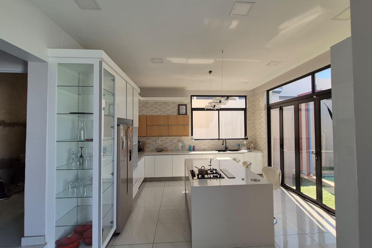 A Home That Defines Excellence - To Let in Kleine Kuppe - Photo 2