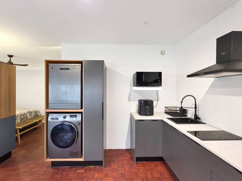 Chic Furnished Studio in City Centre – Move In Today! - Photo 3