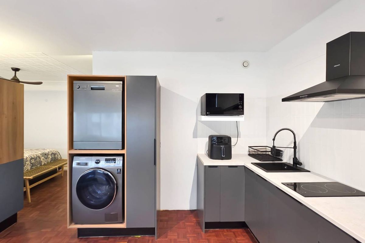 Chic Furnished Studio in City Centre – Move In Today! - Photo 3