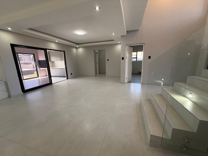 Meticulously crafted 4 bedroom 4 1/2 bathroom double-story residence - Photo 7