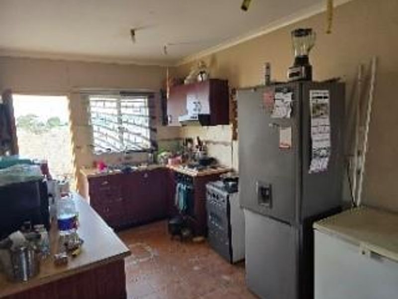 Perfect Starter Home: 2 Beds, 1 Bath, Built-In Cupboards - Photo 6