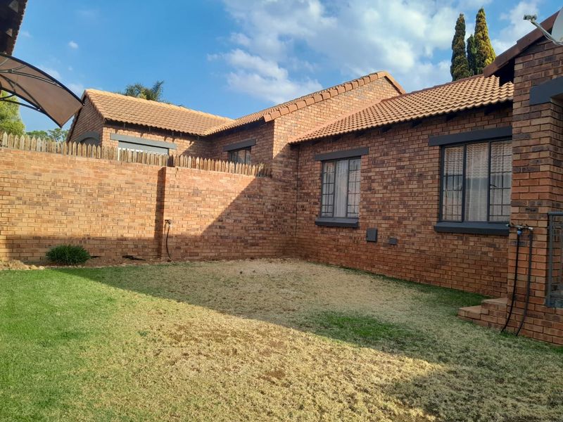 "Spacious Elegance: Immaculate Home with Double Garage!" - Photo 3