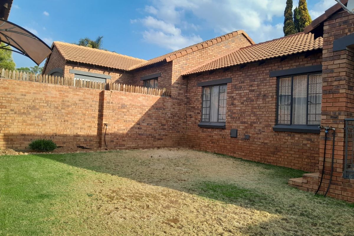 "Spacious Elegance: Immaculate Home with Double Garage!" - Photo 3