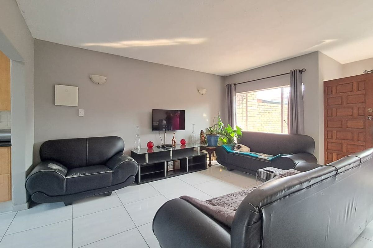3 Bedroom Duplex for Sale in Brackenhurst - Photo 5