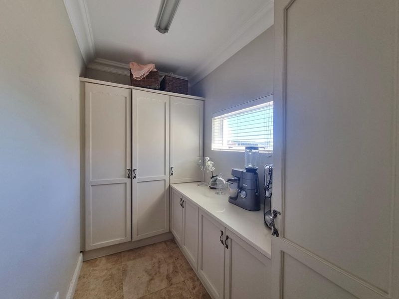 Where Ocean Views Meet Timeless Elegance - Photo 5