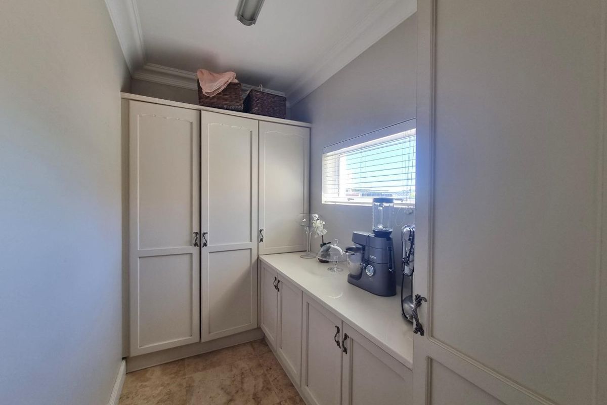 Where Ocean Views Meet Timeless Elegance - Photo 5