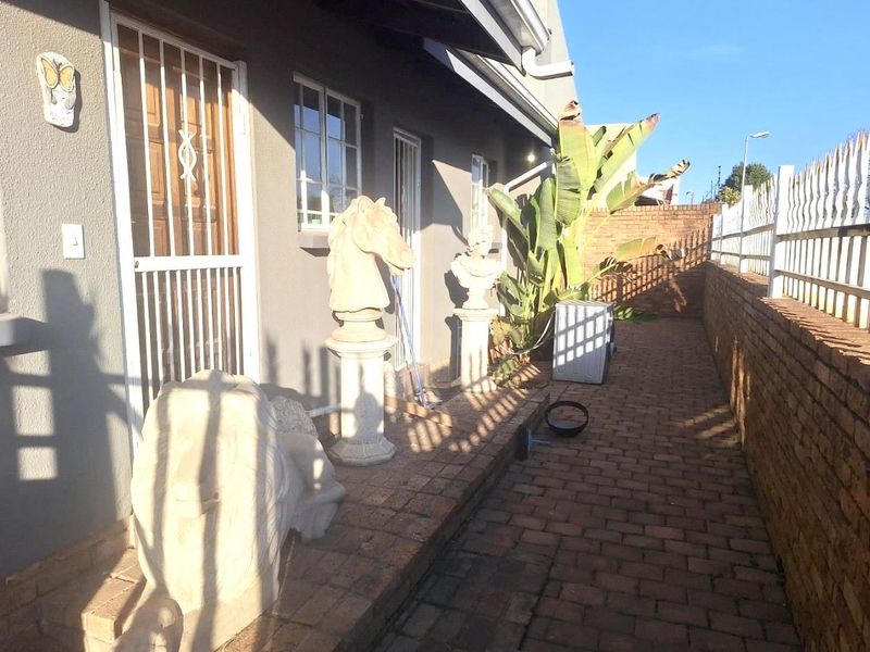 Spacious Family Home for Sale in Mulbarton - Photo 2