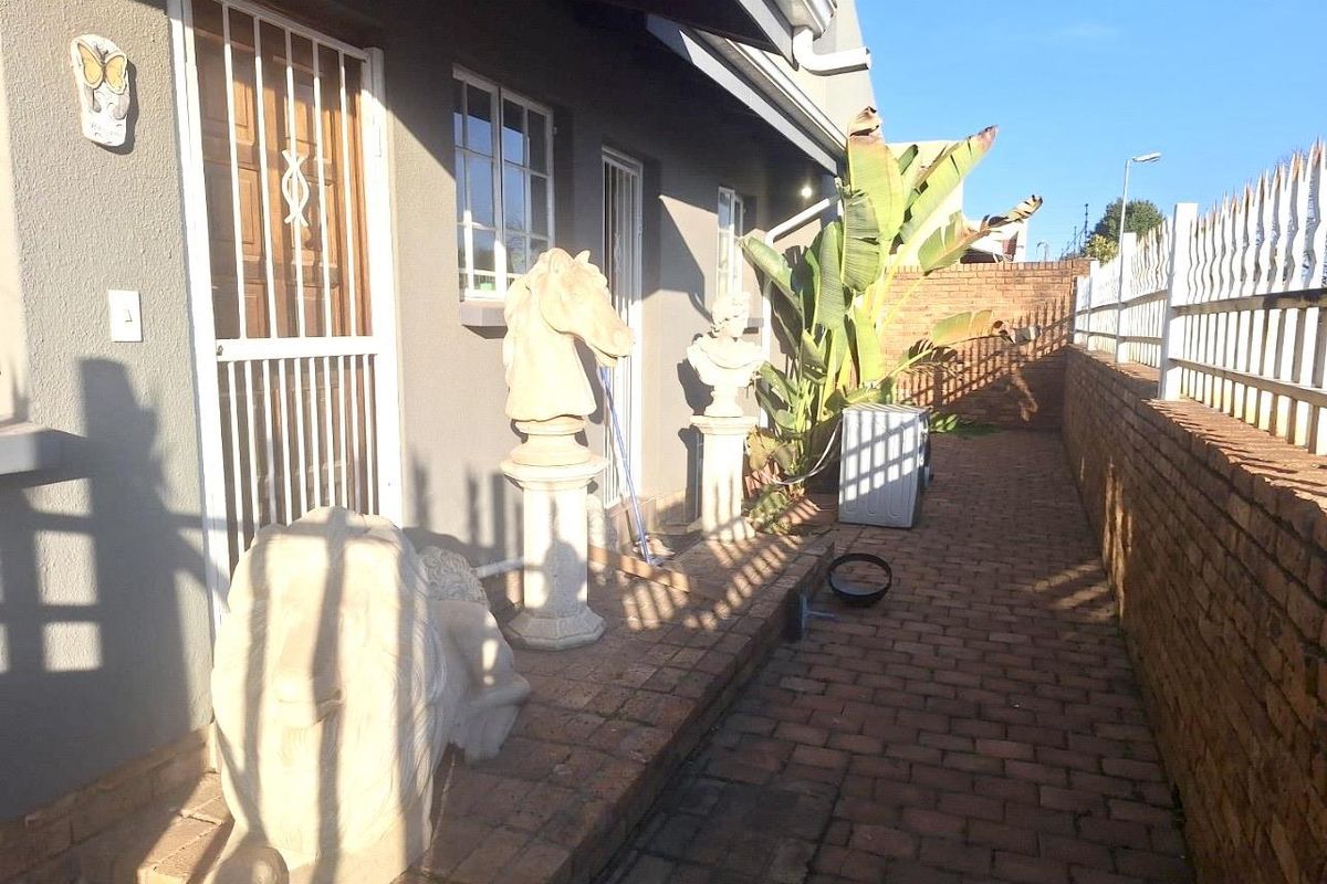 Spacious Family Home for Sale in Mulbarton - Photo 2