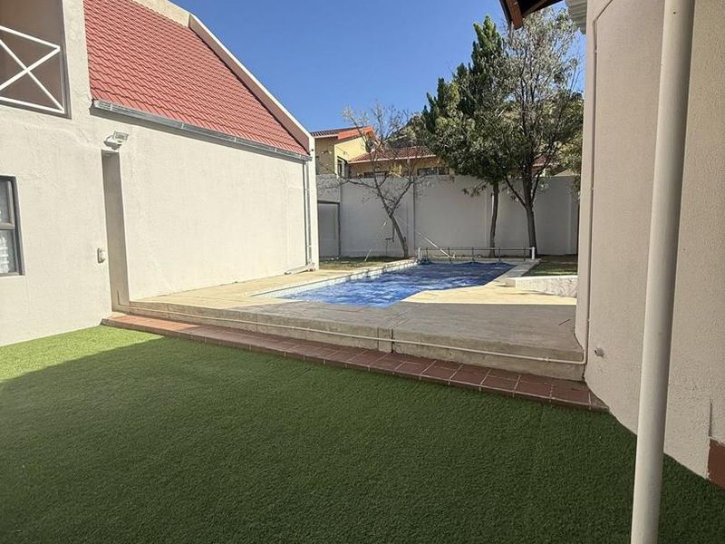 Beautiful 5 bedroom house for sale in Ludwigsdorf Klein Windhoek - Photo 3