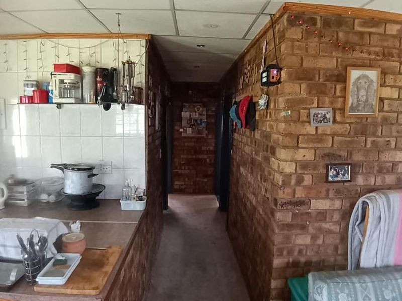 An excellent investment opportunity to transform this spacious 3-bedroom home into your ideal property. - Photo 6