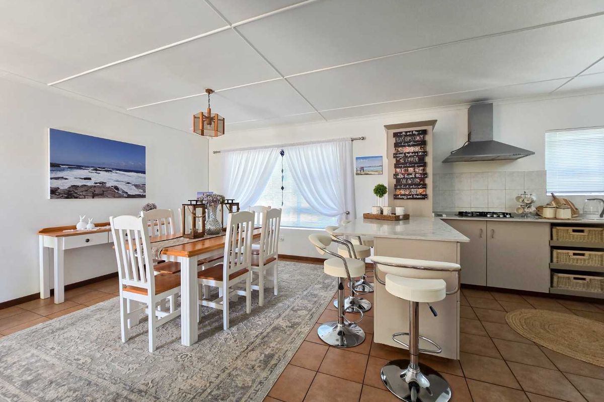 Neat family home for sale in Stilbaai-Wes. - Photo 2