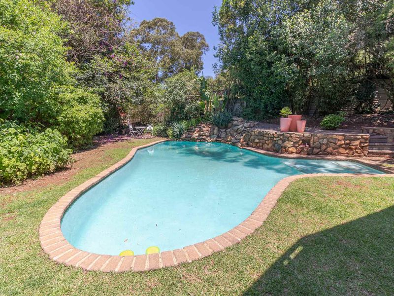 **Stunning Four-Bedroom Home with Lush Garden in Prime Location** - Photo 6