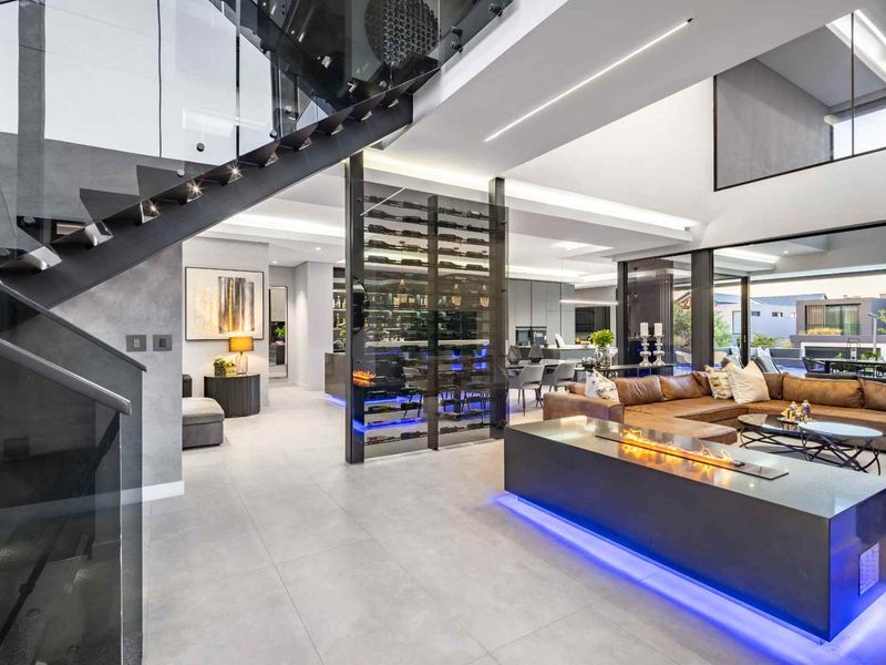 The "James Bond" Residence of Steyn City: A Masterpiece in Glass & Gloss - Photo 7