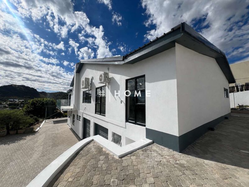 Luxury Property with 5 Bedrooms and 1-Bedroom flat - Photo 2