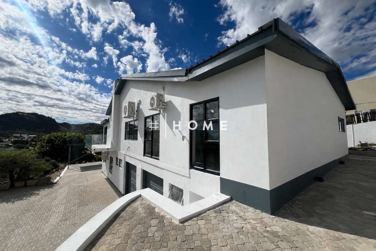 Luxury Property with 5 Bedrooms and 1-Bedroom flat - Photo 2