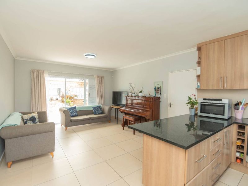 Charming and Low Maintenance - Photo 4