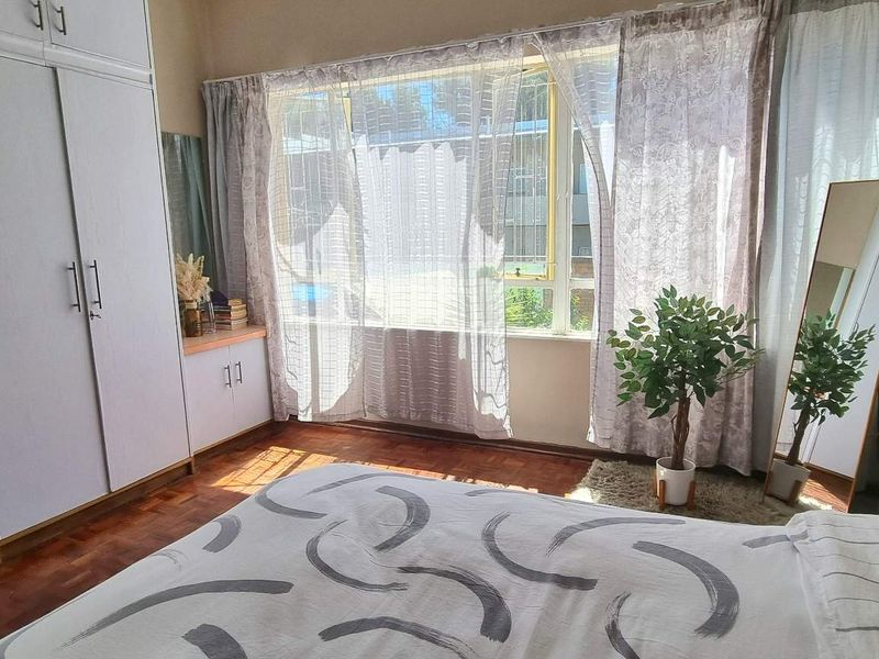 EXQUISITE RENOVATED UNIT! - Photo 4