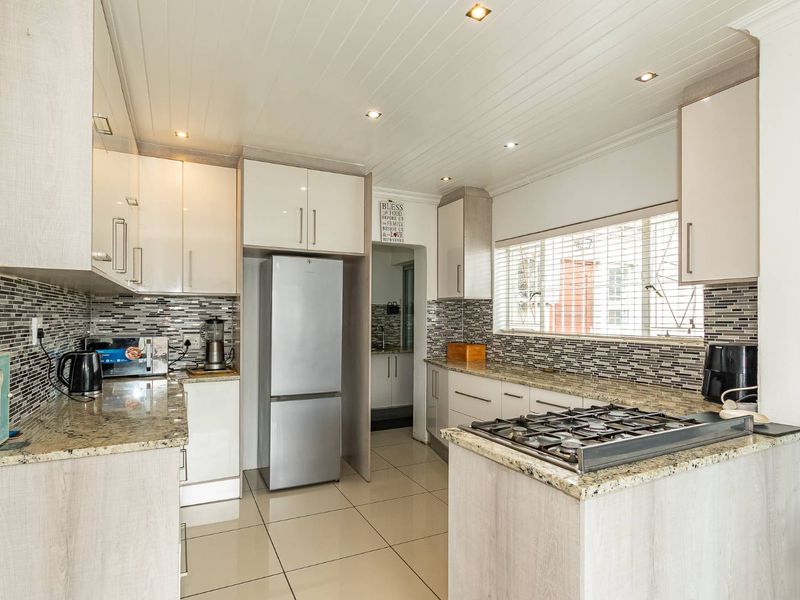 Perfect Family Home in Fairways, Cape Town. - Photo 7