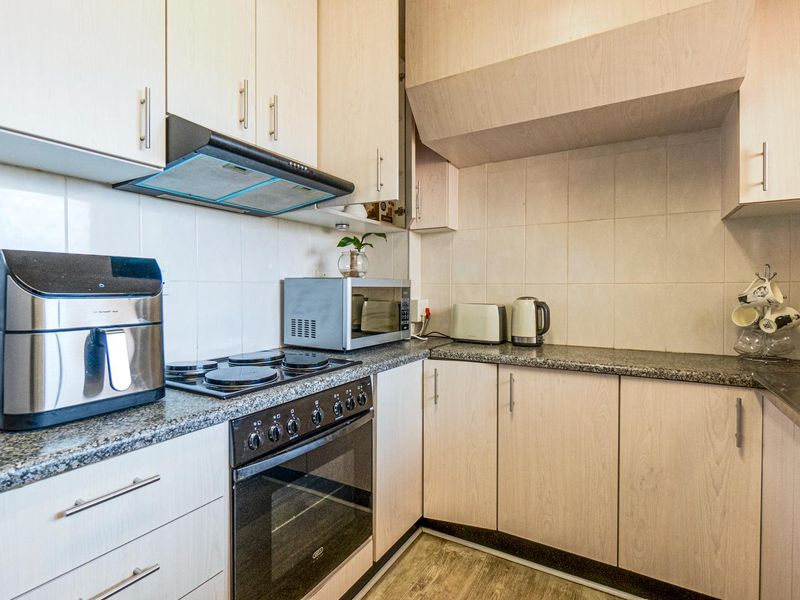 Sunlit apartment with ample space - Photo 9