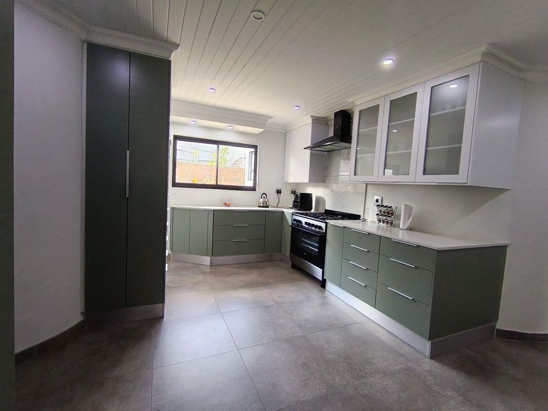 Stylish Family Home with Built-In Braai & More! - Photo 10