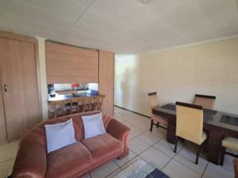 2 Bedroom Townhousse in Verwoerdpark - Photo 10