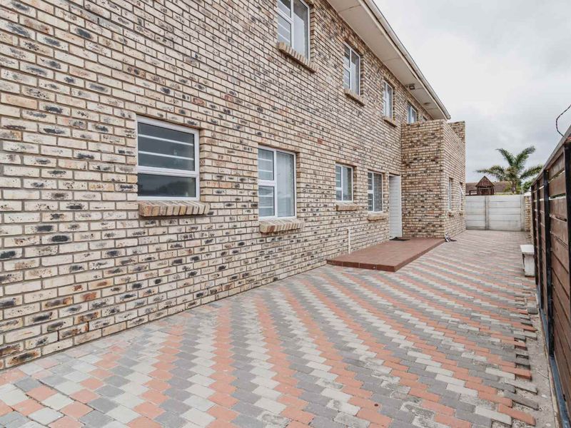 Ultimate Student Haven: 16-bedroom Student Accommodation For Sale - Photo 2