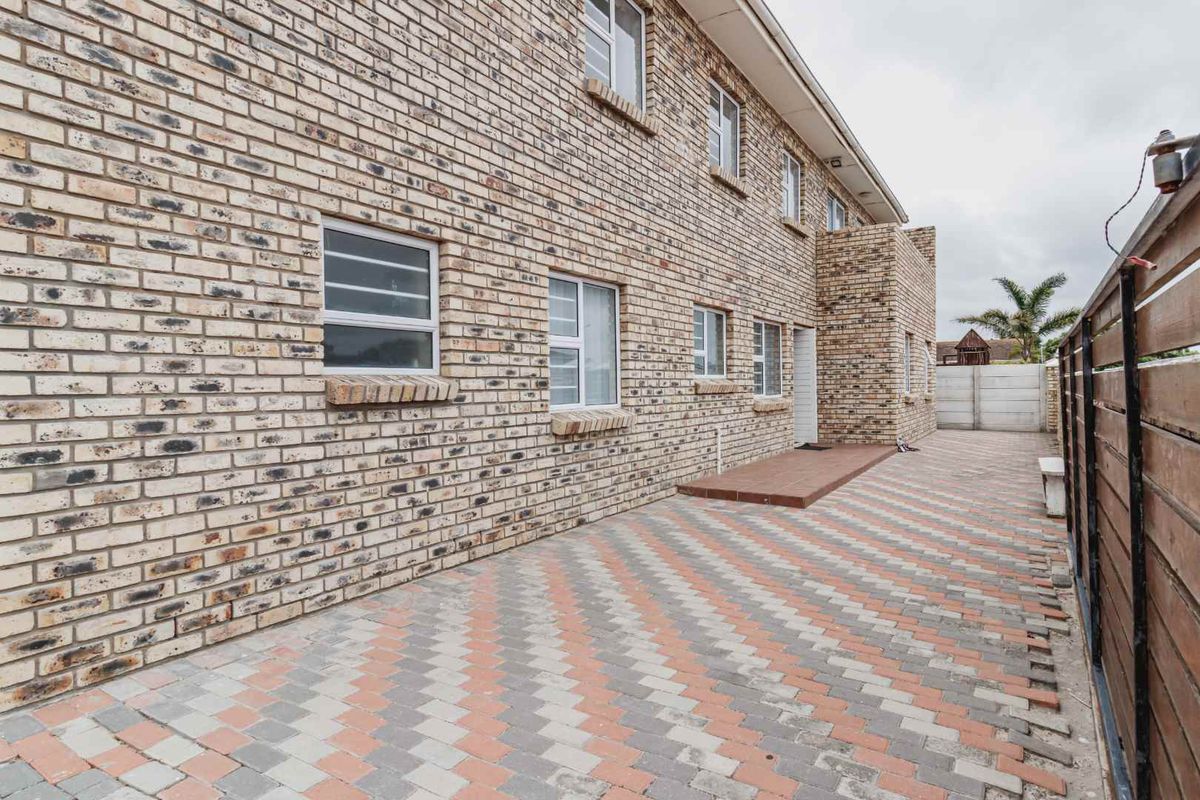 Ultimate Student Haven: 16-bedroom Student Accommodation For Sale - Photo 2