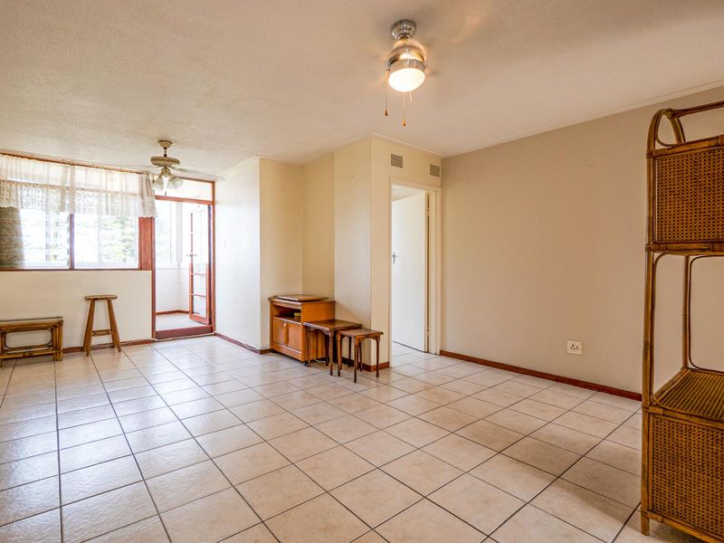 Beachfront with enclosed balcony - Photo 4