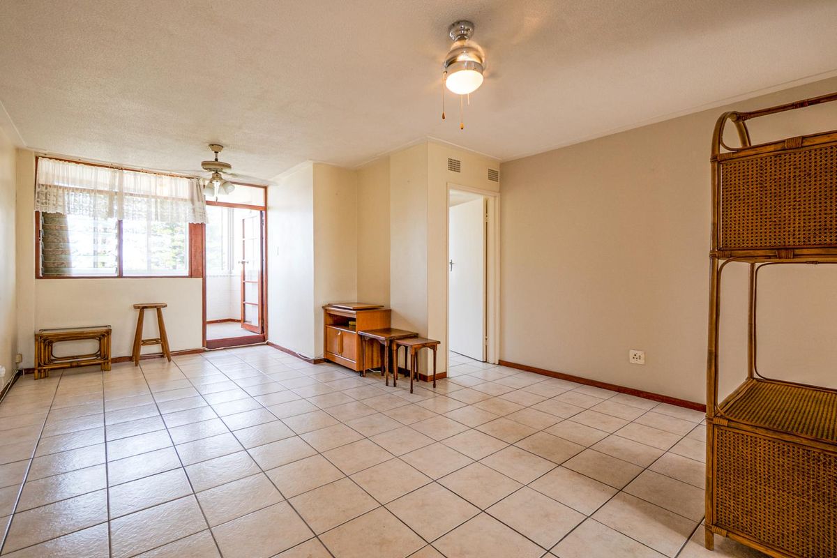 Beachfront with enclosed balcony - Photo 4