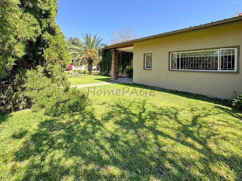 Otjiwarongo:  Neat home with flat on large plot is for Sale - Photo 3