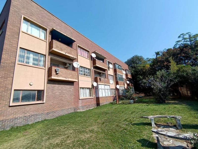 3 bedroom corner unit with a lock up garage in Montclair - Photo 1