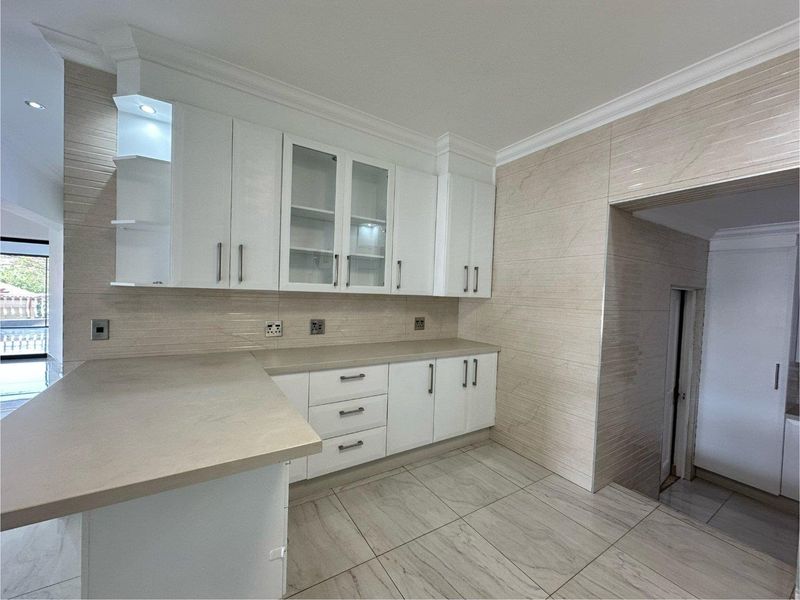 Elegant 5-Bedroom Family Home with Pool, Solar & Staff Accommodation - Photo 10