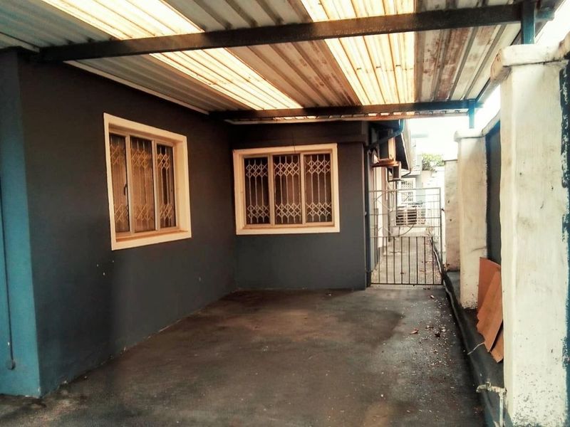 SPACIOUS, LOW-MAINTENANCE HOME WITH GRANNY FLAT IN A QUIET, FRIENDLY NEIGHBOURHOOD - Photo 4