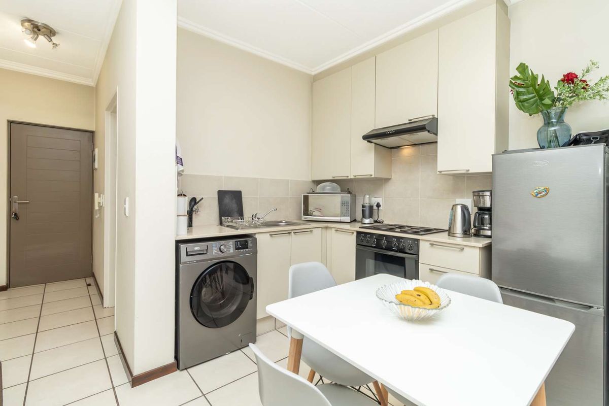 Stylish Studio Close to Shops, Dining and Entertainment - Photo 4