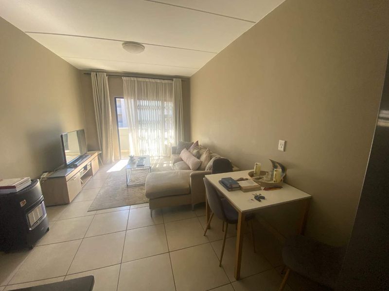 Stylish first floor two bedroom apartment in a secure modern estate - Photo 9