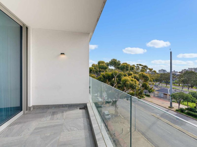 Modern 2-Bedroom Apartment with Two Parking Bays in Green Point - Photo 3