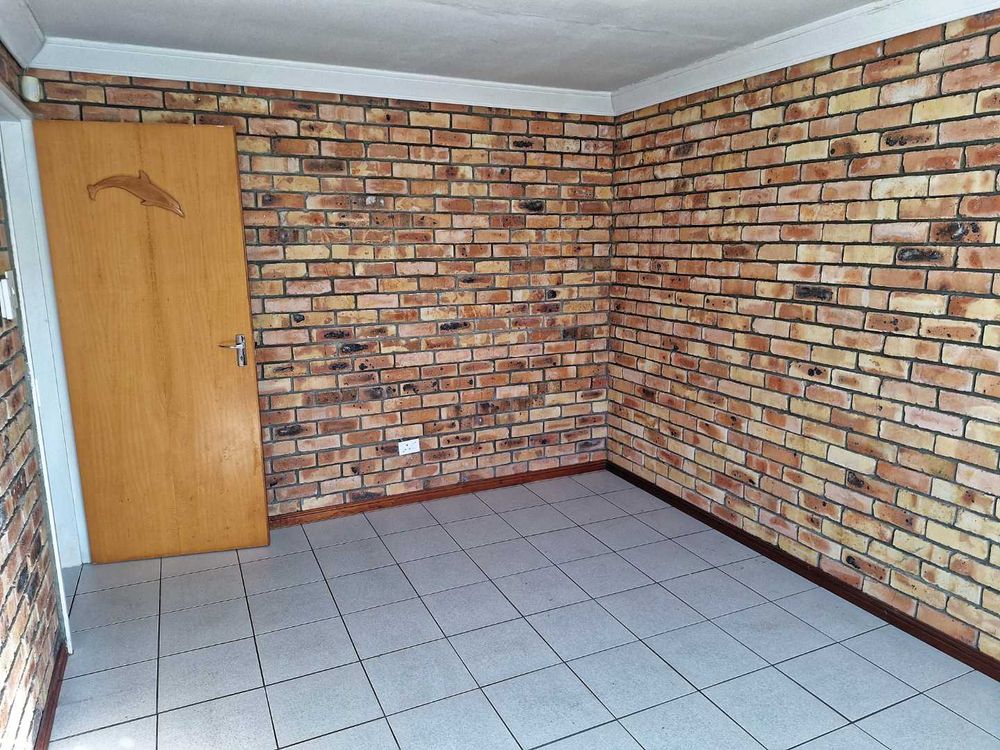 2nd bedroom, no built-in cupboards