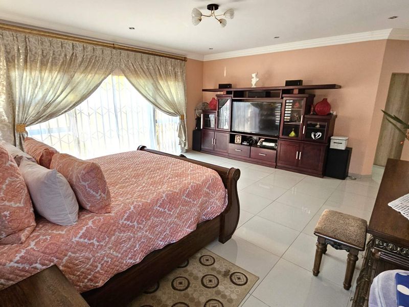 5 Bedroom 5 Bathroom Executive Home in Bougainvilla Estate Hartbeespoort - Photo 5