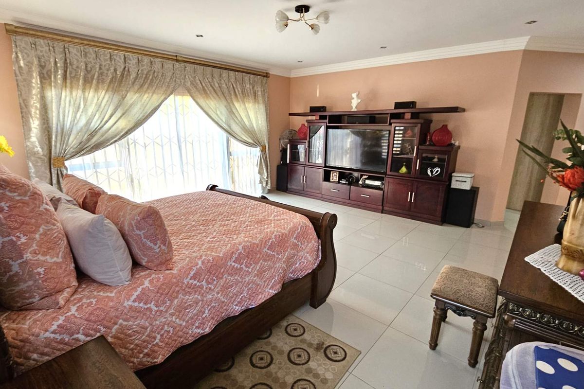 5 Bedroom 5 Bathroom Executive Home in Bougainvilla Estate Hartbeespoort - Photo 5