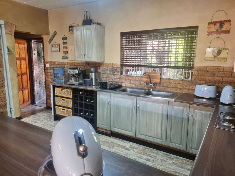 BEAUTIFUL BOTTOM STACK UNIT WITH LOTS OF EXTRAS - Photo 9