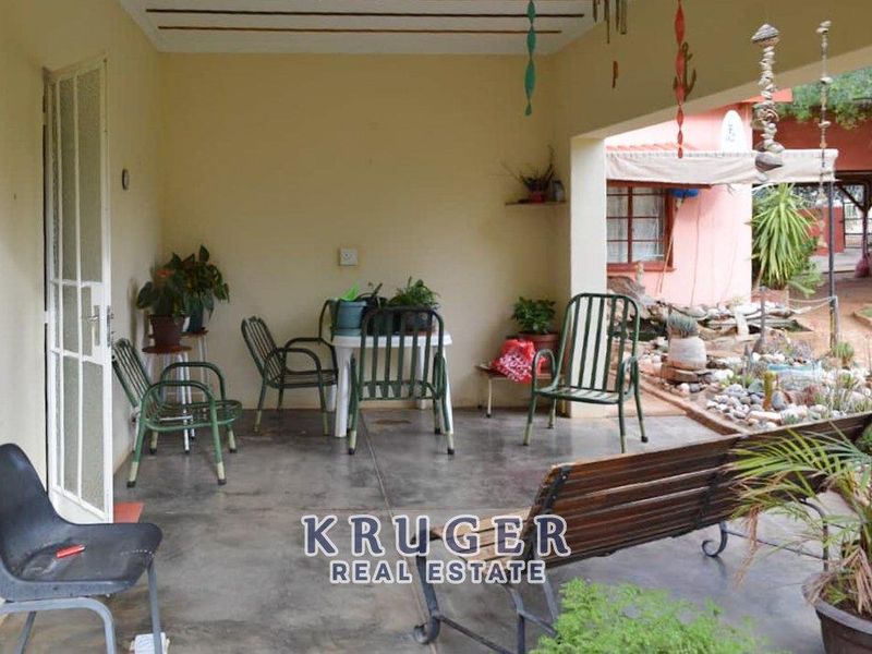 Vintage house for sale in Outjo with huge green gardens! - Photo 3