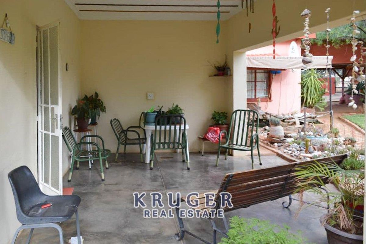 Vintage house for sale in Outjo with huge green gardens! - Photo 3