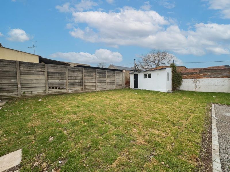 Beautifully Renovated Family Home To Rent in the Heart of Alberton North - Photo 3