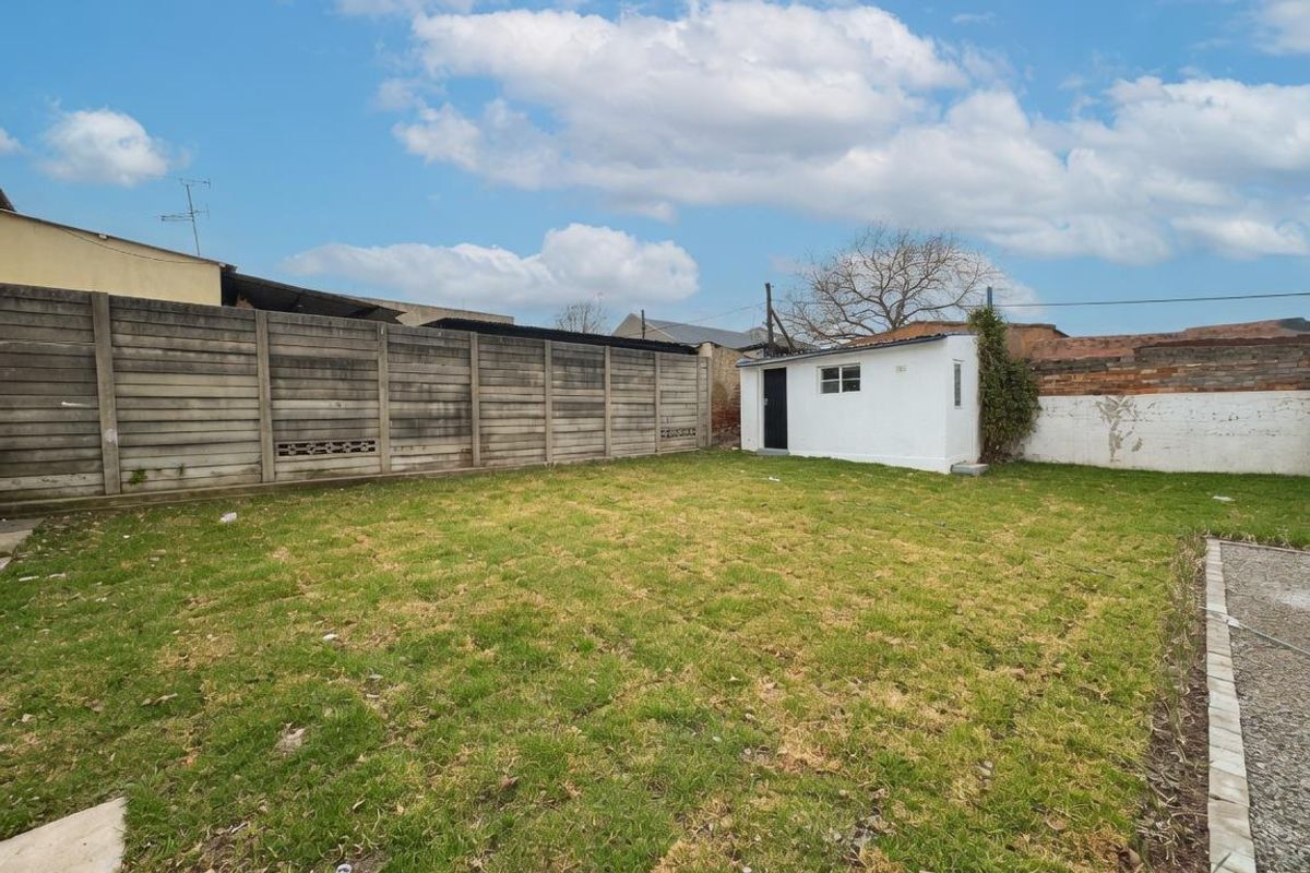 Beautifully Renovated Family Home To Rent in the Heart of Alberton North - Photo 3