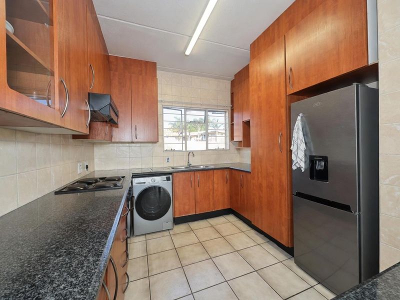 GORGEOUS VIEWS AT LESVOS WITH THIS 3 BEDROOM SPACIOUS AND PRIVATE APARTMENT - Photo 3