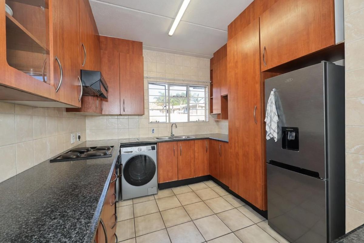 GORGEOUS VIEWS AT LESVOS WITH THIS 3 BEDROOM SPACIOUS AND PRIVATE APARTMENT - Photo 3